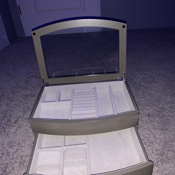 Jewellery box - Picture 2 of 2